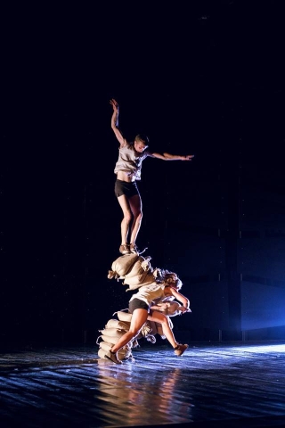 As heavy as it goes _Circus Katoen_predstava suvremenog cirkusa (ROOM 100) Platformat 2018